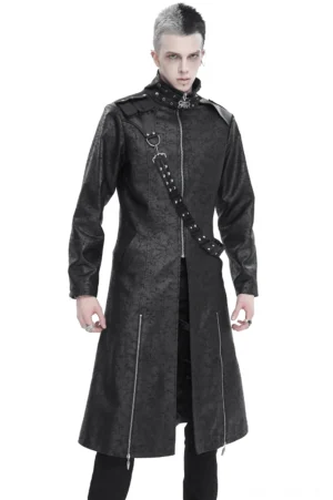 Gothic Stehkragen Split Mantel mit abnehmbarem Schultergurt, schwarzer gewebter Baumwoll-Leder-Mantel mit Metallschnallen-Kragen und seitlichen Reißverschluss-Splits auf männlichem Modell, vollständige Frontansicht