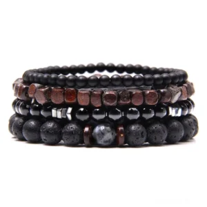Mehrschichtiges Gothic Stein- und Holzperlen Armband Stack Set mit schwarzen polierten und natürlichen Holzperlen mit Metallspacern in Draufsicht Flatlays
