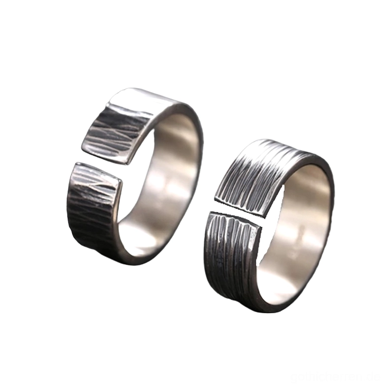 Paar S999 Sterling Silver Gothic offene Cuff Couple Ringe flache Lage Vorderansicht zwei Stiloptionen gehämmert und Bürstenoberfläche dunkle Patina