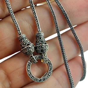 Antike Sterlingsilber-Halskette mit graviertem Markasit-Verschluss in Hand gehalten, Nahaufnahme der oxidierten dunklen Silber-Patina, Gothic-Schmuck Detail