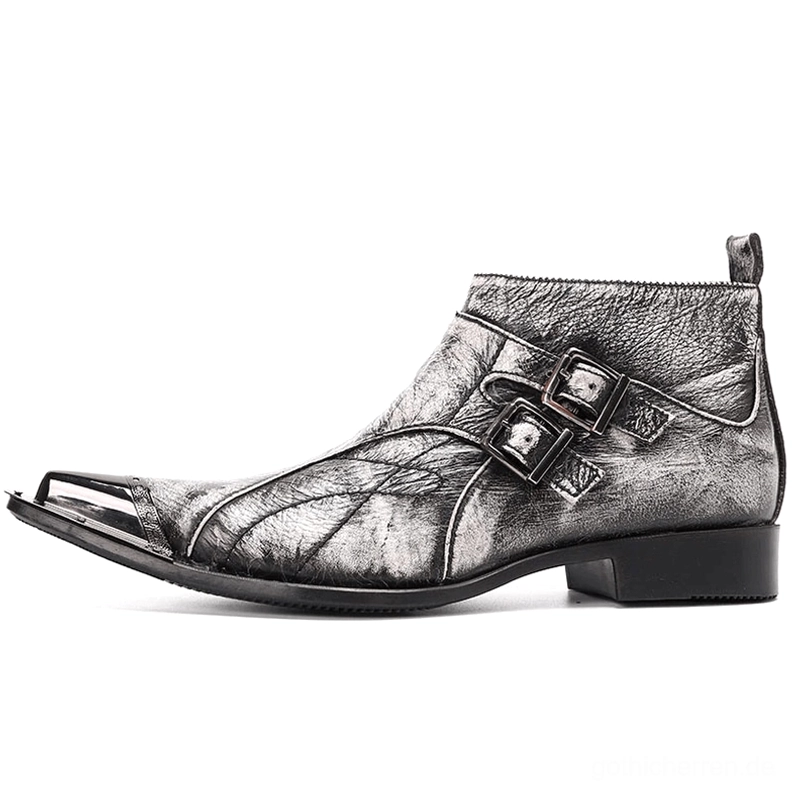 Einzelner grauer Lederstiefel Gothic-Design mit Metallspitze und Schnallensystem, vollständige Seitenprofilansicht