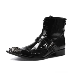 Herren Gothic Ankle Boots Seitenprofilansicht mit spitzer Metallzehenschutzkappe und niedrigem Blockabsatz schwarzes Patentleder