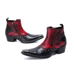 Punk-Rock-Style High-Heel Stiefeletten mit rotem Lederobertteil und schwarzer Nieten-Zehenkappe, Seitenprofil hebt mittleren Block-Absatz und doppelten Reißverschluss hervor