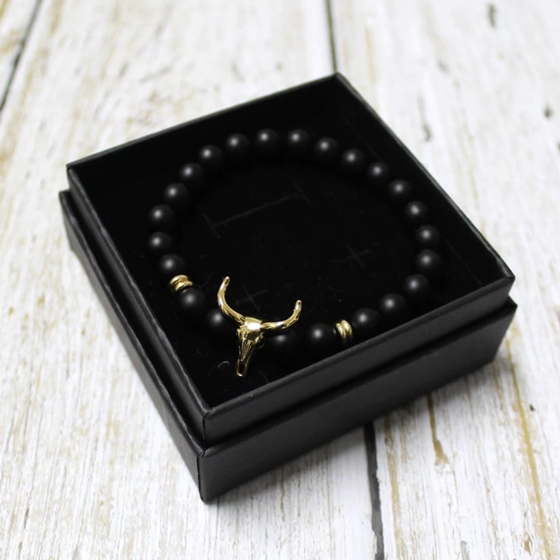 Gothic Stier-Schädel Stein-Perlen Armband für Herren in Premium-schwarzer Geschenkbox präsentiert, luxuriöse Verpackung für Alternative Schmuckgeschenke