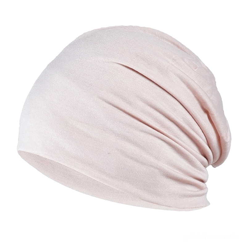 Beige Gothic Beanie mit gestrickter Textur, zeigt weiches Baumwoll-Stretch-Material und zeitlose minimalistische Ästhetik