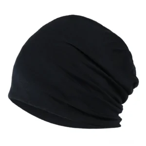 Schwarze Gothic Strickmütze mit natürlichem Stoff-Drape, minimalistischem Design und weichem Stretch-Material in Vorderansicht