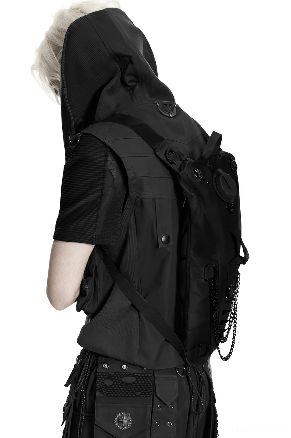 Cyberpunk Tactical Rucksack mit Metallketten-Details und Totenkopf-Emblemen, hintere Seitenansicht in Winkel mit verstellbarem Harness-Tragesystem und Nylon-Webbing