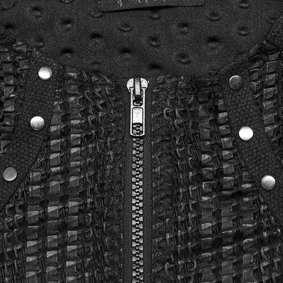Großaufnahme des halb-offenen Metall-Reißverschlusses, geniete Verschlüsse und gewobenes Mesh-Panel auf schwarzem Gothic-Tactical-Shirt