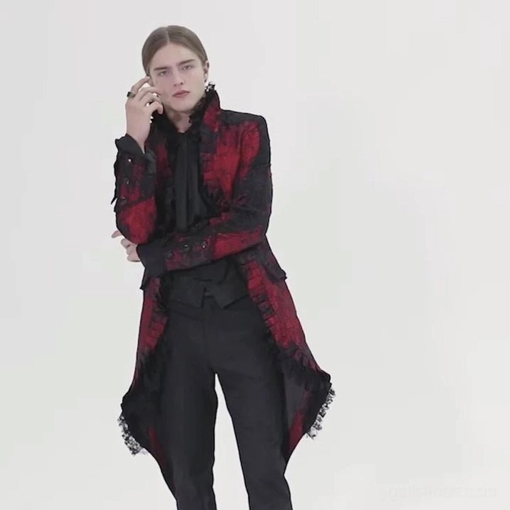 Dreiviertelseitenansicht des Weinrot Gothic Rococo Tailcoat mit Spitzensaum und Rüschenhalsdetail