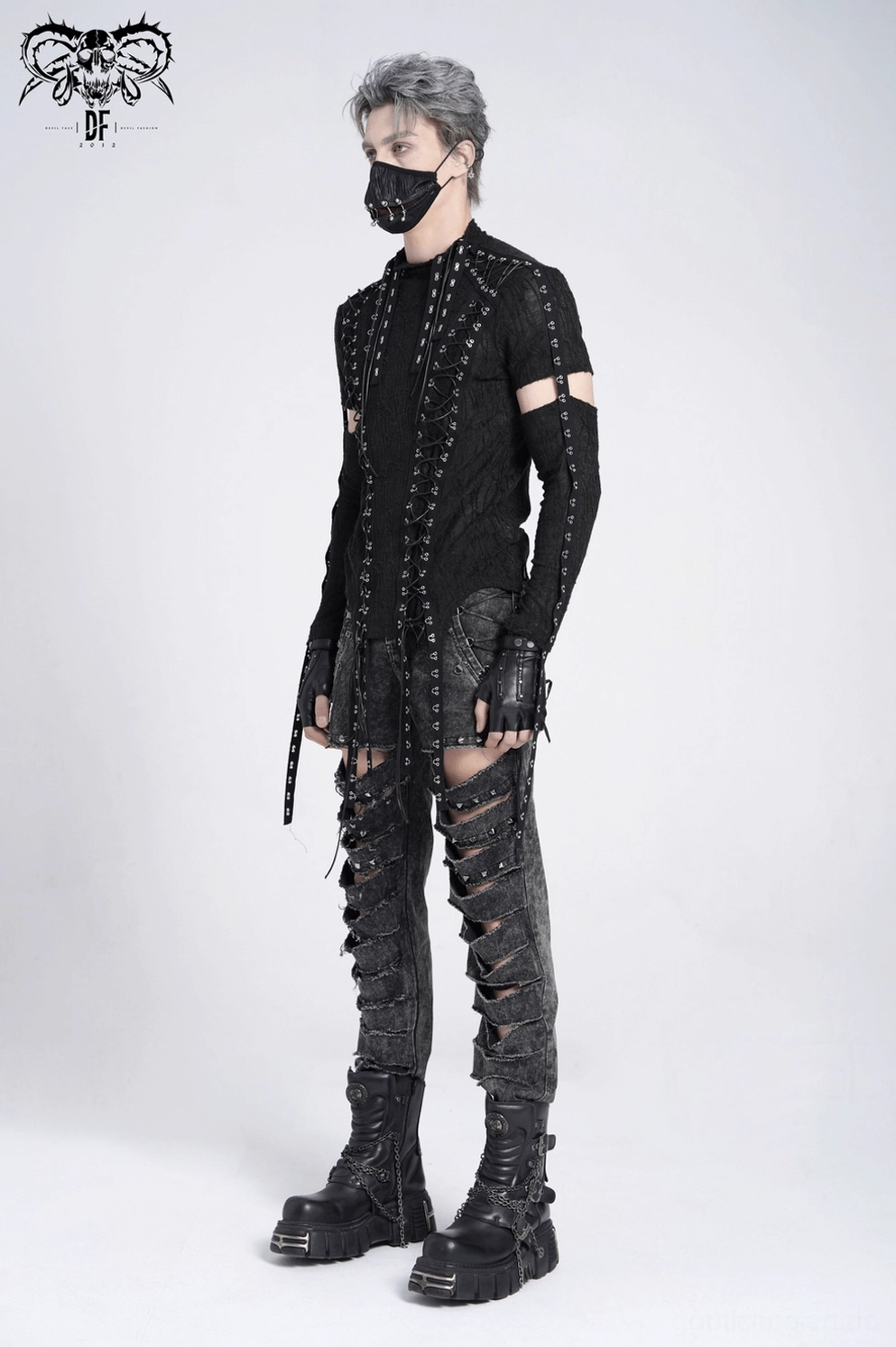 Gothic Tank mit Nieten-Schnürung und Cutout-Ärmeln - Seitenprofildetail zeigt halbdurchsichtiges Mesh-Fabric und Riss-Textur