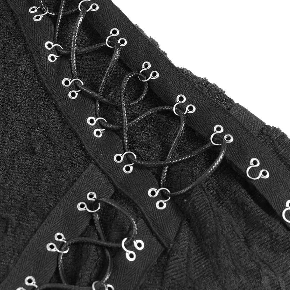 Makro-Detail des Gothic Tanks - gewebte Spitzenverzierung und strukturiertes Riss-Mesh-Fabric im Nahbereich fotografiert