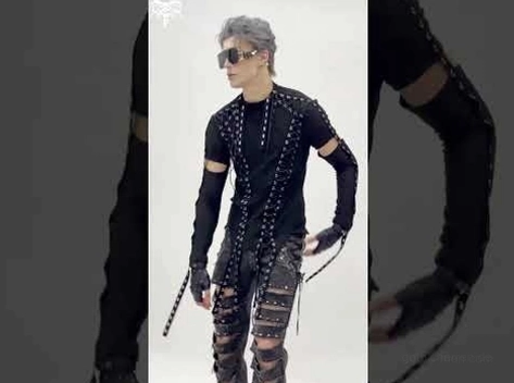 Gothic Mesh Tank mit Schnürung auf Modell - kombiniert mit zerrissenen Hosen und fingerlose Handschuhe, Seitenprofilansicht des Urban-Goth-Stils