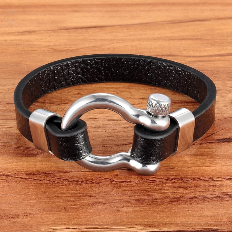 Nahaufnahme des 316L Edelstahl-Toggle-Verschlussmechanismus auf Gothic-Lederarmband - Präzisions-Handwerkskunst industrielles Design