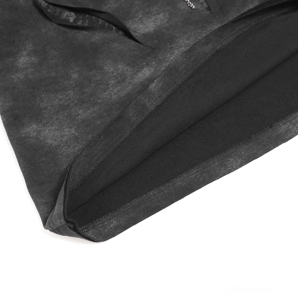 Mehrschichtige mesh-ärmel-paneel-detailansicht des schwarzen gothic-tops mit innovativem cutout-riemen-design und atmungsaktivem stoff
