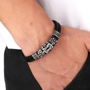 Herrenleder-Totem-Armband getragen am Handgelenk in täglicher Casual-Umgebung, Nahaufnahme Seitenansicht mit Magnetverschluss und geschnitztem Totem-Detail