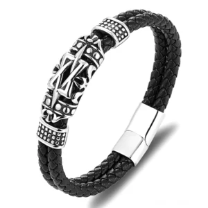 Schwarzes geflochtenes echtes Leder Gothic-Totem-Armband für Herren mit silberfarbenem geschnitztem Ornament und Magnetverschluss, Vorderansicht Flat-Lay auf Holzoberfläche