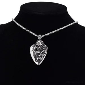 Gothic Totenkopf Anhänger an schwarzem Schmuck Mannequin getragen detaillierte Nahaufnahme der geschnitzten Skull Design