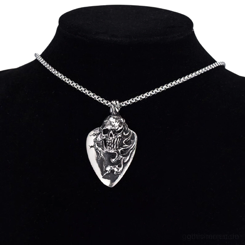 Gothic Totenkopf Anhänger an schwarzem Schmuck Mannequin getragen detaillierte Nahaufnahme der geschnitzten Skull Design