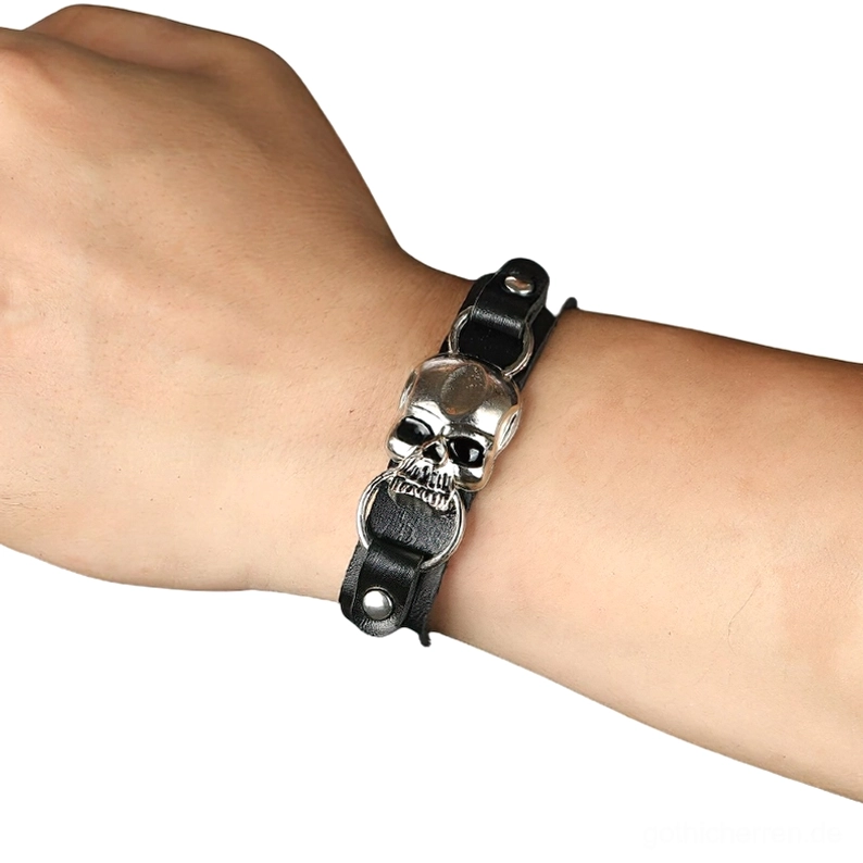 Gothic Totenkopf Lederarmband am Handgelenk getragen, Seitenansicht zeigt verstellbare Schnalle und perfekte Passform, schwarzes Lederarmband mit Metalldekor