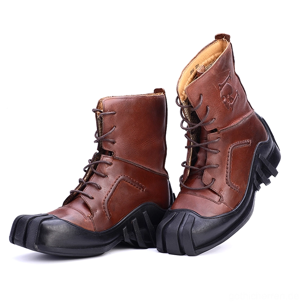 Paar braune Leder-Gothic-Kampfstiefel in geneigter Seitenansicht mit Totenkopf-Embossing auf dem Vamp und robuste Gummisohle mit Traktion