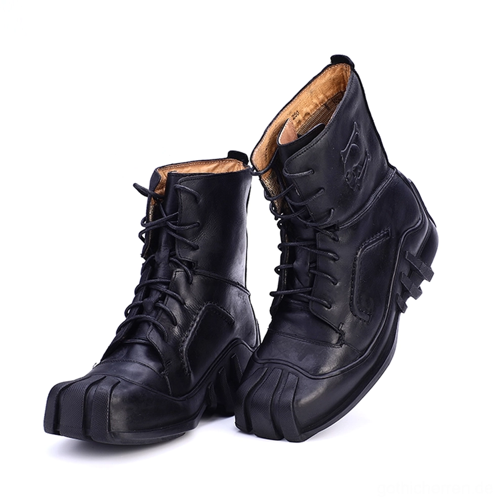 Paar schwarze Leder-Gothic-Kampfstiefel mit vollständig schwarzer Ausführung, geprägte Totenkopf-Logos und robuste Gummisohle in geneigtem Winkel