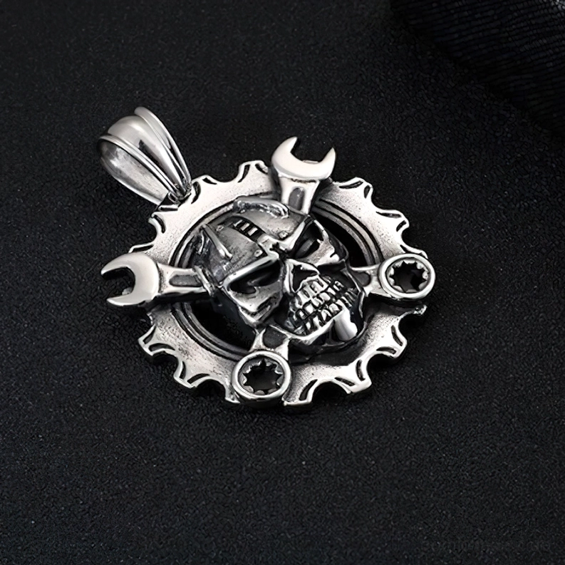 Detaillierter mechanischer Totenkopf Kettenhänger mit Silberpatina Finish und kunstvoller Knochenstruktur Gravur