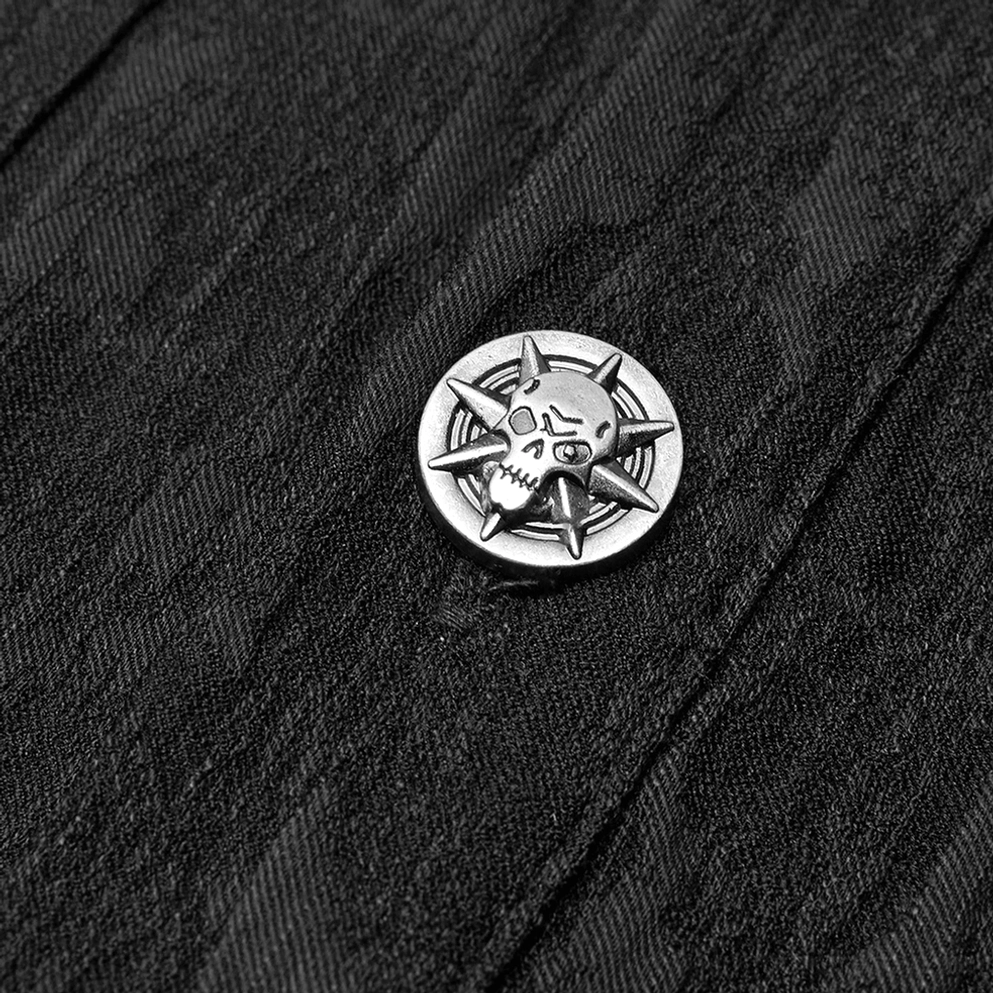 Gothic Totenkopf-Knopf-Metalldetail - Nahaufnahme zeigt silbernen Metallfinish mit gespitztem Totenkopf-Design und Befestigung