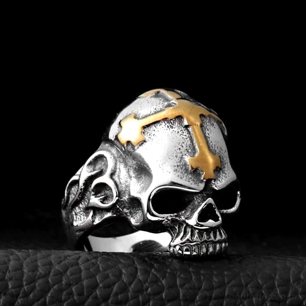 Zweifarbig Gold- und Silber-Edelstahl-Totenkopf-Kreuz-Ring, polierte Vorderansicht mit architektonischer Schädelstruktur und gemeißeltem Banddetail, Herren-Statement-Ring