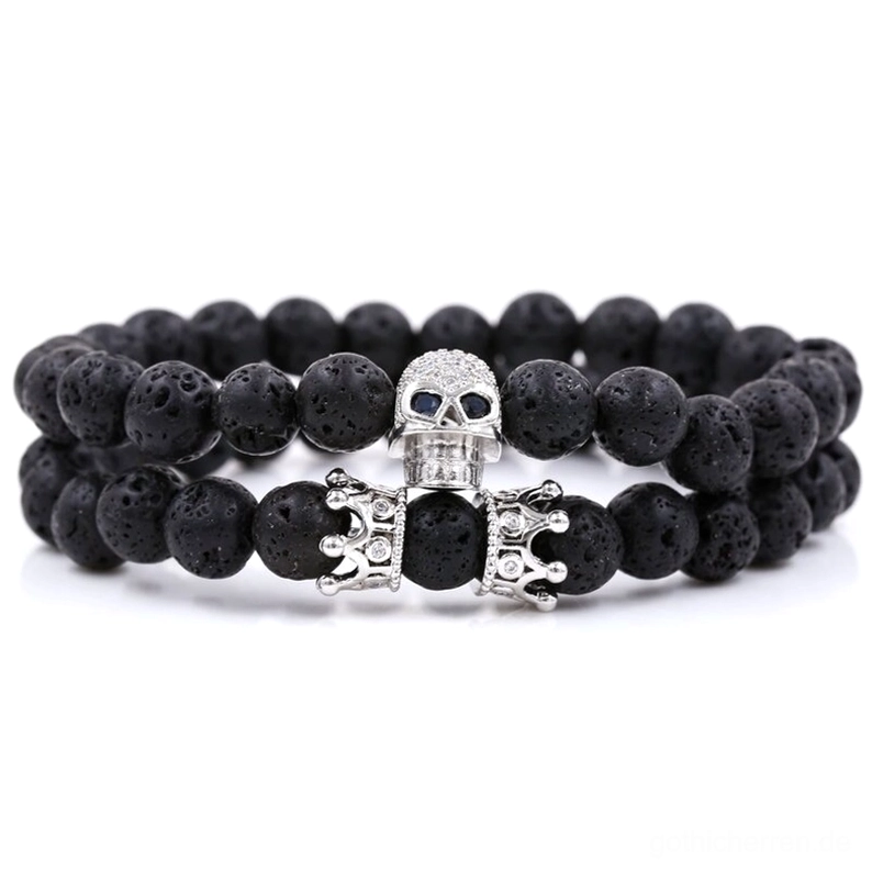 Schwarzes Gun-Black Gothic Totenkopf-Krone Perlenarmband mit vulkanischem Lavastein Schmuck in Flatlayer-Ansicht auf weißem Hintergrund - Dark Alternative Unisex Fashion Statement