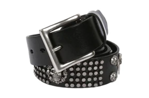 Schwarzer Gothic-Totenkopf-Ledergürtel mit Nieten und silberner Doppelstift-Schnalle, detaillierte Seitenansicht der Metallornamente
