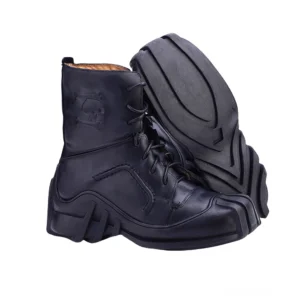 Schwarze Lederstiefel im Gothic-Stil mit geprägte Totenkopfembossing auf dem Schaft und aggressivem Profillauf pattern der schweren Außensohle