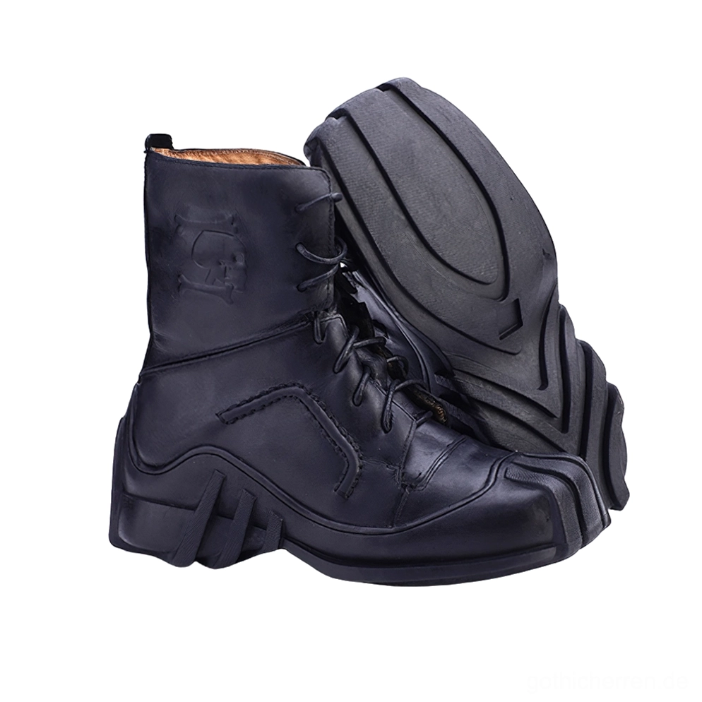 Schwarze Lederstiefel im Gothic-Stil mit geprägte Totenkopfembossing auf dem Schaft und aggressivem Profillauf pattern der schweren Außensohle