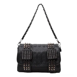Gothic Totenkopf Nieten Schultertasche hängende Frontansicht mit metallischen Niet Details und verstellbarem Kettengurt auf weißem Hintergrund – Punk Messenger Bag