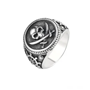 Gothic Totenkopf Piraten-Siegelring aus massivem Edelstahl 316L mit silbertoner Ausführung, gekreuzten Schwertern und Schiffsrad-Gravur auf der Schulter, geflochtener Rand, drei-Viertel-Ansicht von oben