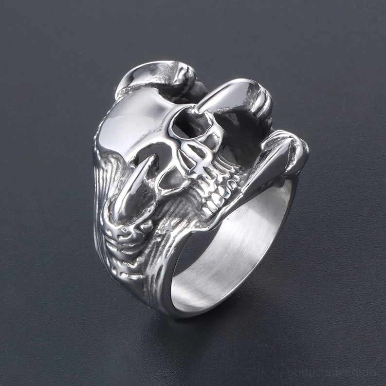 Gothic Totenkopf Ring Seite Vorderansicht Detail graviertes Band Edelstahl Design dunkel