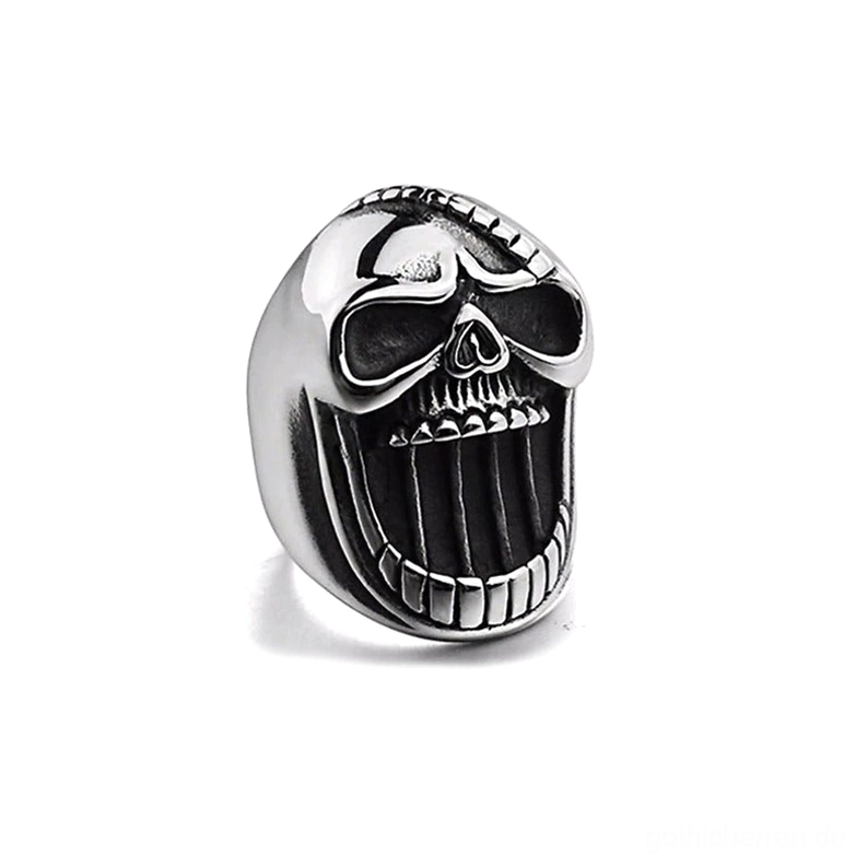 Vordere schräge Ansicht des Gothic-Totenkopf-Rings zeigt aufwändig geschnitzte Knochenstruktur und Vintage-Details des Schädels