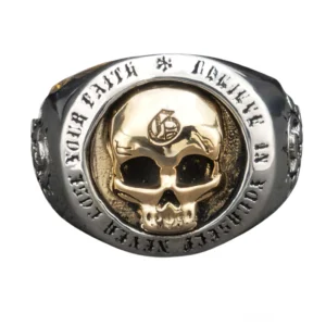 Unisex Gothic Totenkopf Siegelring mit vollständiger Gravur rundum um den goldenen Schädel, frontal Direktansicht, zeigt intricate Detail-Arbeiten und believe-inschrift