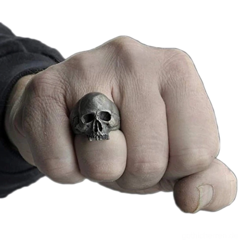 Gothic totenkopf ring an maennerlicher hand getragen zeigt 3d totenkopf design und vintage silberfinish frontalansicht
