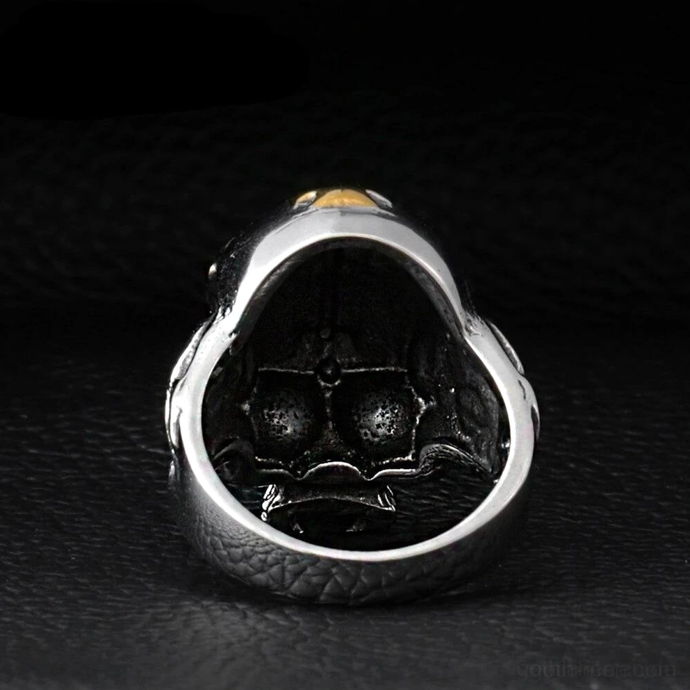 Innenansicht des gotischen Totenkopf-Rings mit strukturierter Innenseite und eingraviertem Schädelmuster-Detail, zeigt Handwerkskunst und Goldakzent oben, Gothic Ring innere Gravur