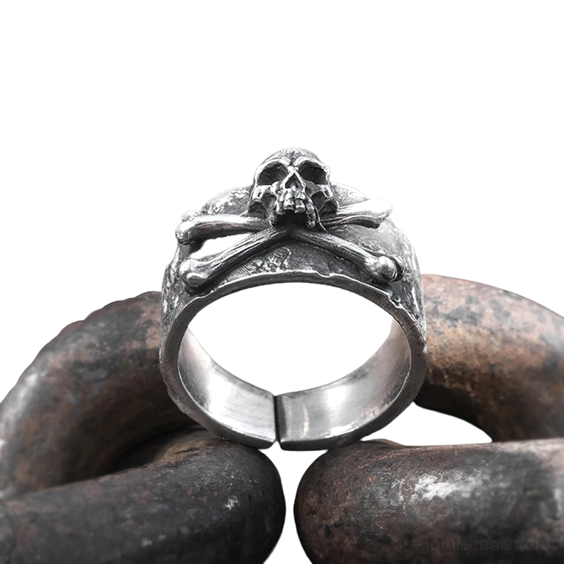 Vintage-Stil Sterlingsilber-Totenkopfring mit Knochen auf gealterter Metallkette – gealtertes Silber Patina authentisches Design