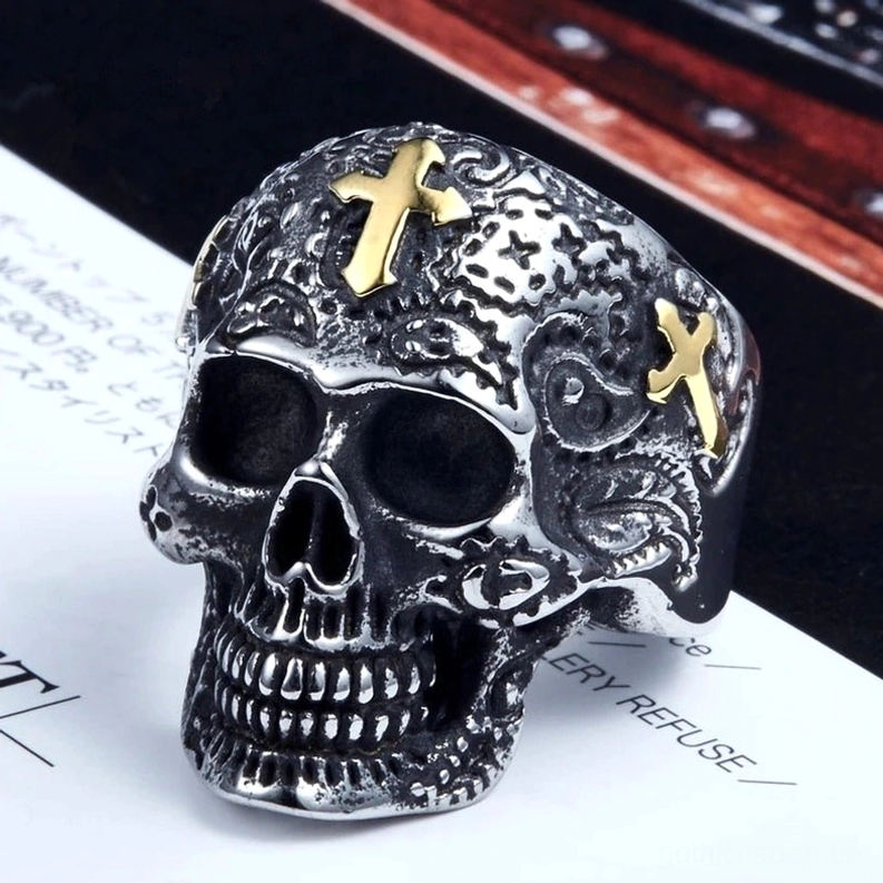 Detaillierte Vorderansicht des vintage gotischen Sugar Skull Rings mit geschnitztem Totenkopfdesign, Goldkreuz Dekorationen und kunstvoll eingravurten Blütenmustern