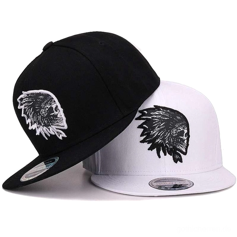 Gothic Totenkopf bestickte Snapback Kappe in schwarz und weiß Farbvarianten mit flacher Krempe, seitliche Ansicht zeigt die ikonische Schädel-Stickerei und strukturierte Konstruktion