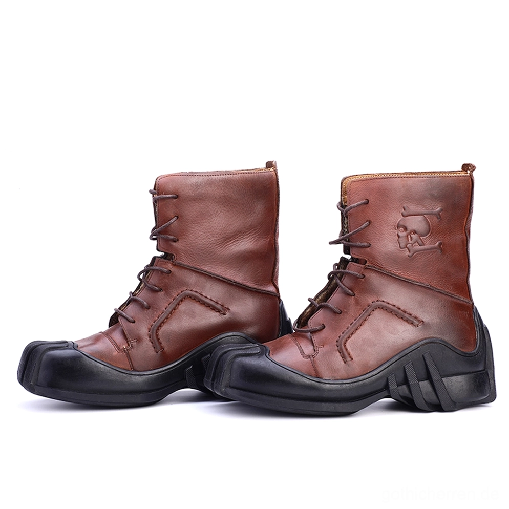 Paar braune Leder-Gothic-Biker-Stiefel in frontaler Seitenansicht mit wechselndem Schnürverschluss-Platzierung und geprägte Totenkopf Details