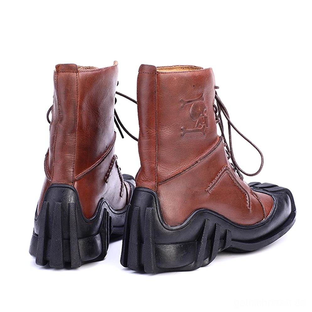 Paar braune Leder-Knöchelstiefel in Rückansicht showing Fersenprofil Traktion und geprägte Fersen-Logodetails auf beiden Stiefeln