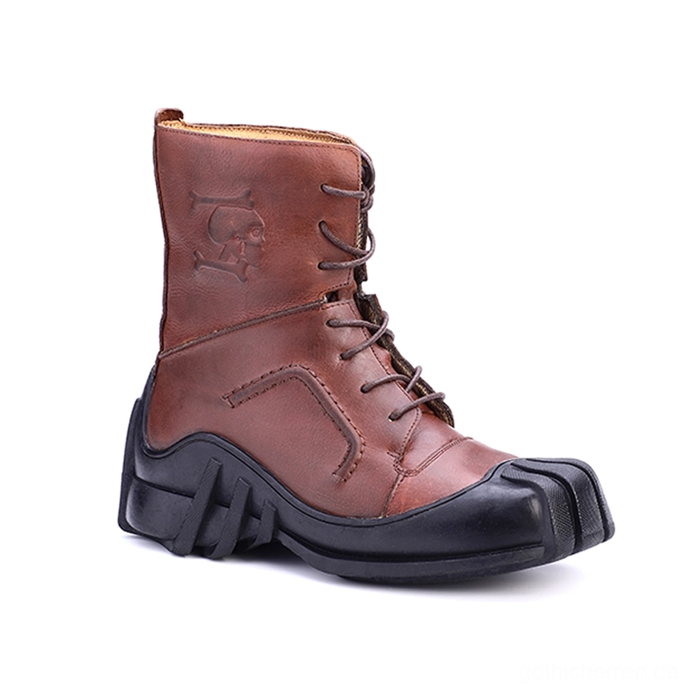 Einzelner brauner Leder-Knöchelstiefel mit schwarzer Zehenkappe, Schnürverschluss und seitliches Profil von rechts zeigend das Totenkopf-Embossing
