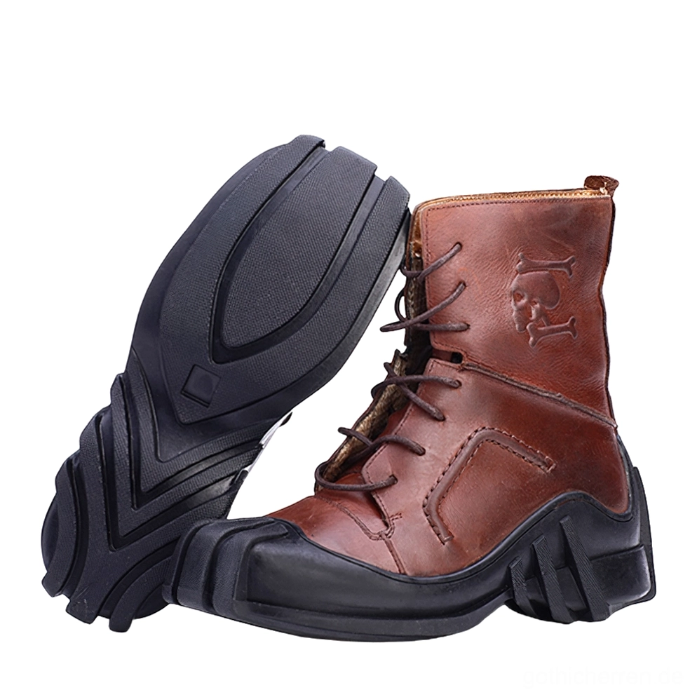 Braune Echtleder-Gothic-Totenkopf-Schnürstiefel mit seitlichem Blick auf geprägte Totenkopf-Logodetails und robuste Gummilaufsohle mit Profil