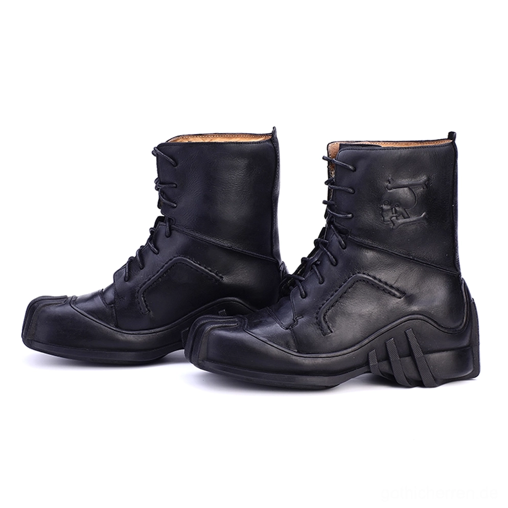 Paar schwarze Leder-Gothic-Biker-Stiefel in frontaler Seitenansicht mit paralleler Anordnung, heavy-duty Laufsohle und Schnürverschluss Details