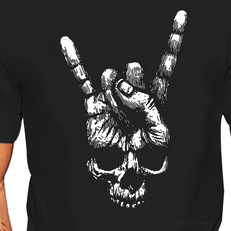 Nahaufnahme der weißen geätzten Skull-und-Teufelshörner-Hand-Geste-Grafik auf schwarzem Gothic-T-Shirt, hochkontrastierter Druck mit handwerklicher Vintage-Ätz-Optik, detaillierte Ansicht des Rock-Rebellion-Designs
