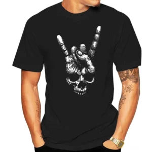Gothic Skull Horns Hand Sign schwarzes Baumwoll-T-Shirt getragen von tätowiertem männlichem Modell, Vorderansicht mit weiß geätzter Rock-Grafik, Detailansicht des Heavy-Metal-Handzeichens mit Totenkopf-Design