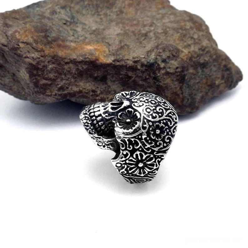 Tiefenwinkelseitenansicht des gotischen Totenkopfrings mit detaillierten Gravurdetails und antiker Silberfinish, industrielles Design, Punk-Rock-Schmuck mit metikulöser Handarbeit
